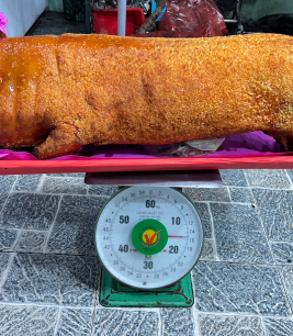 Heo quay nguyên con da giòn nổ cốm