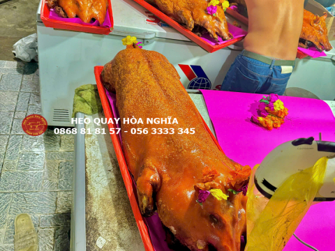 Khách đặt Heo quay cúng Rằm