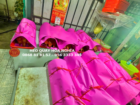 Khách đặt Heo quay cúng Rằm