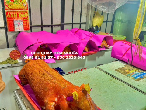 Khách đặt Heo quay cúng Rằm