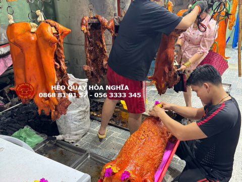 Khách đặt Heo quay cúng Rằm