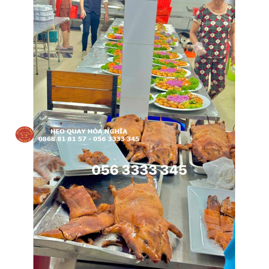 Heo sữa quay da giòn tiệc cưới