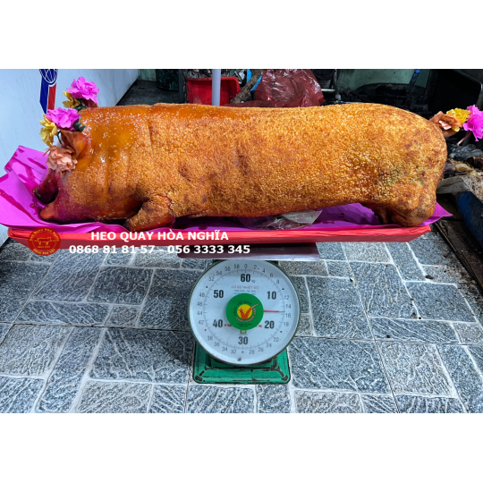 Heo quay nguyên con da giòn nổ cốm