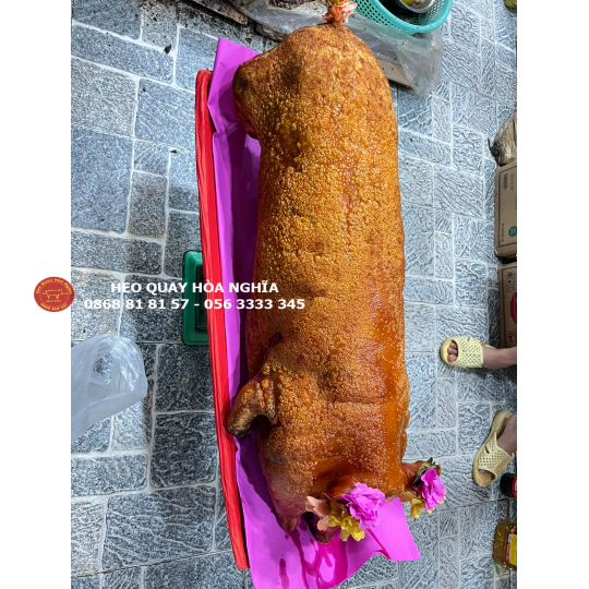 Heo quay nguyên con da giòn nổ cốm