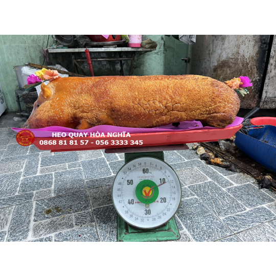 Heo quay nguyên con nổ cốm